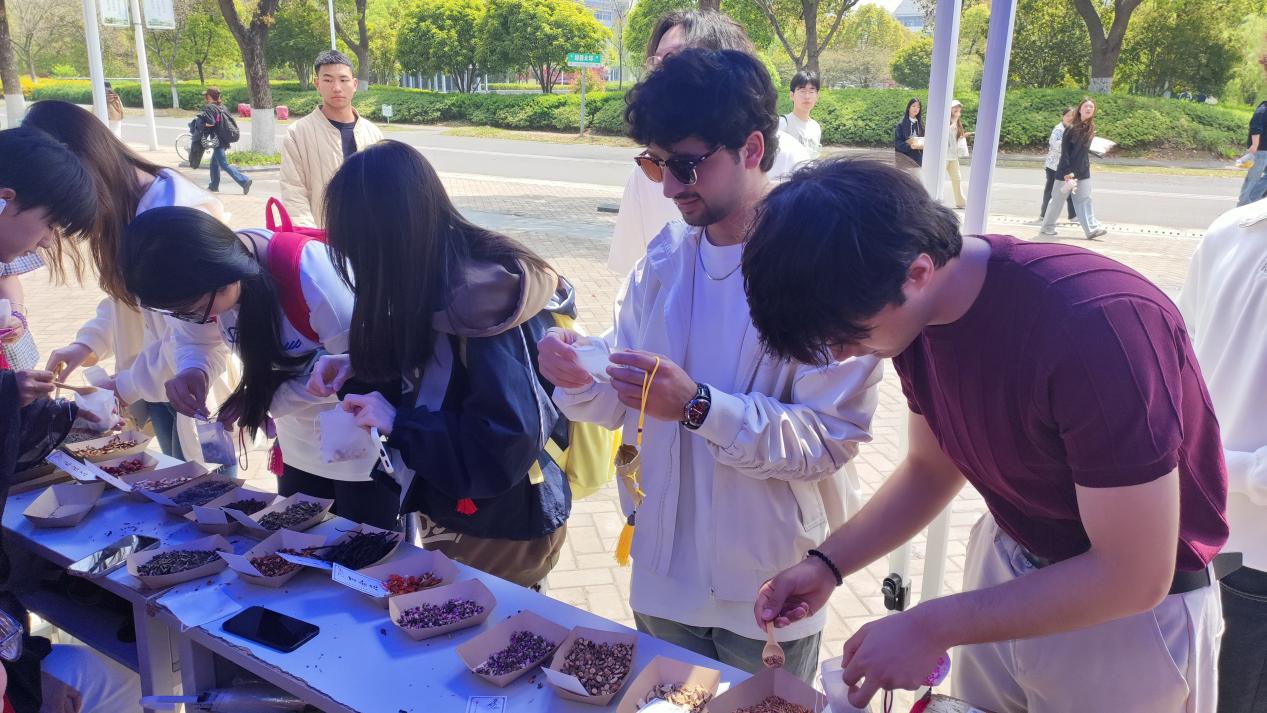 设备工程学院开展香囊制作活动